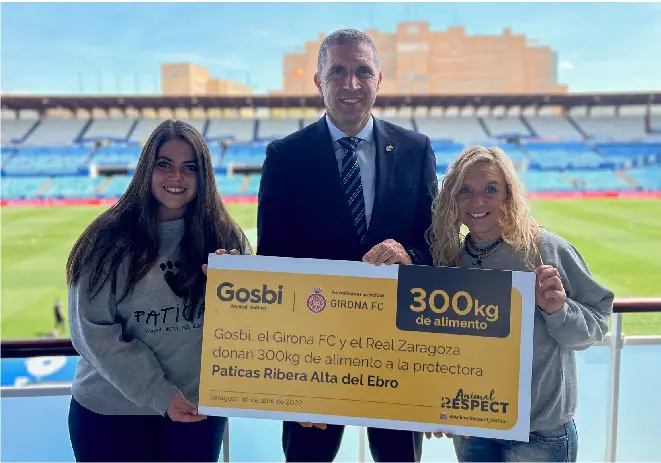 寄付フードを持つ関係者